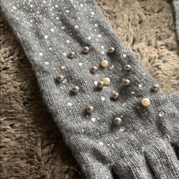 Cute gray gloves with such pizazz! - Picture 5 of 5